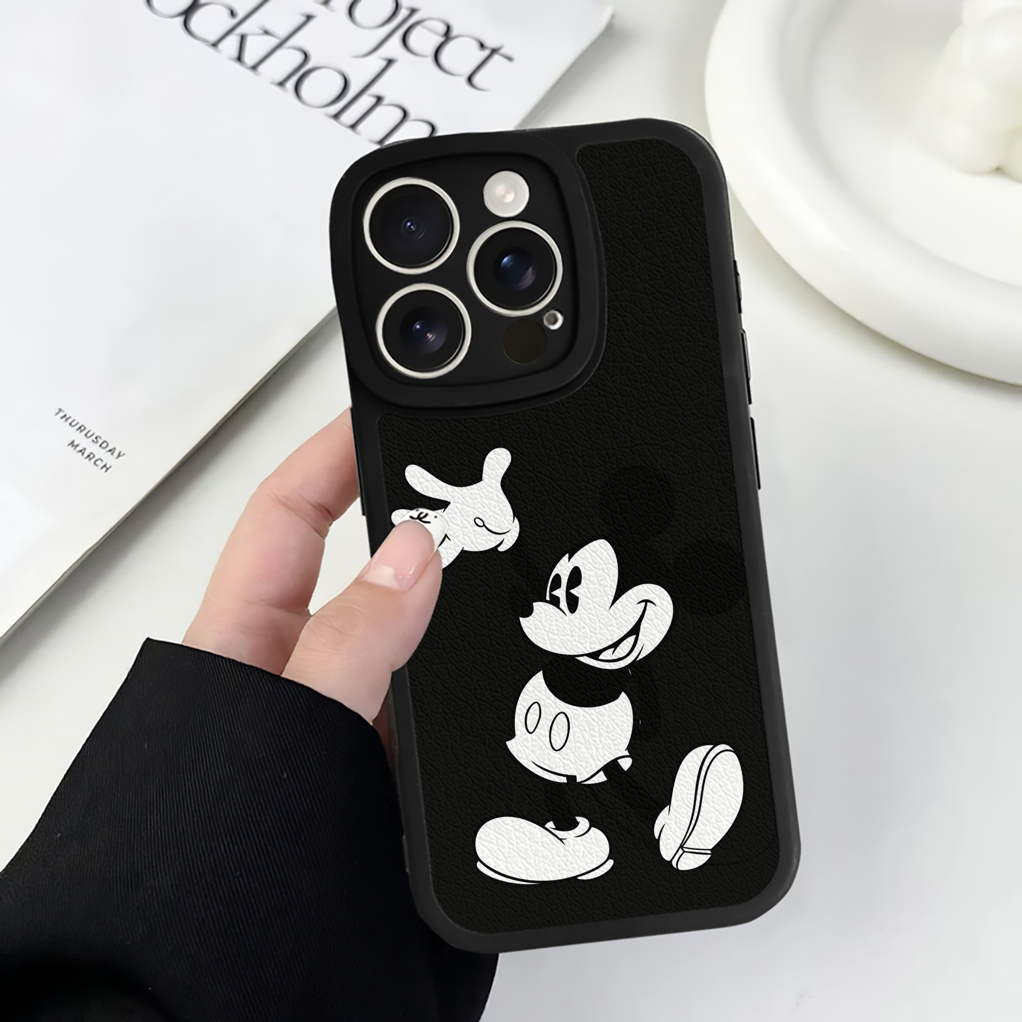 （画像用） ミッキーマウス Mickey Mouse 【iPhone 16シリーズ対応】シリコンスマホケース（レザー調） 材質：シリコン